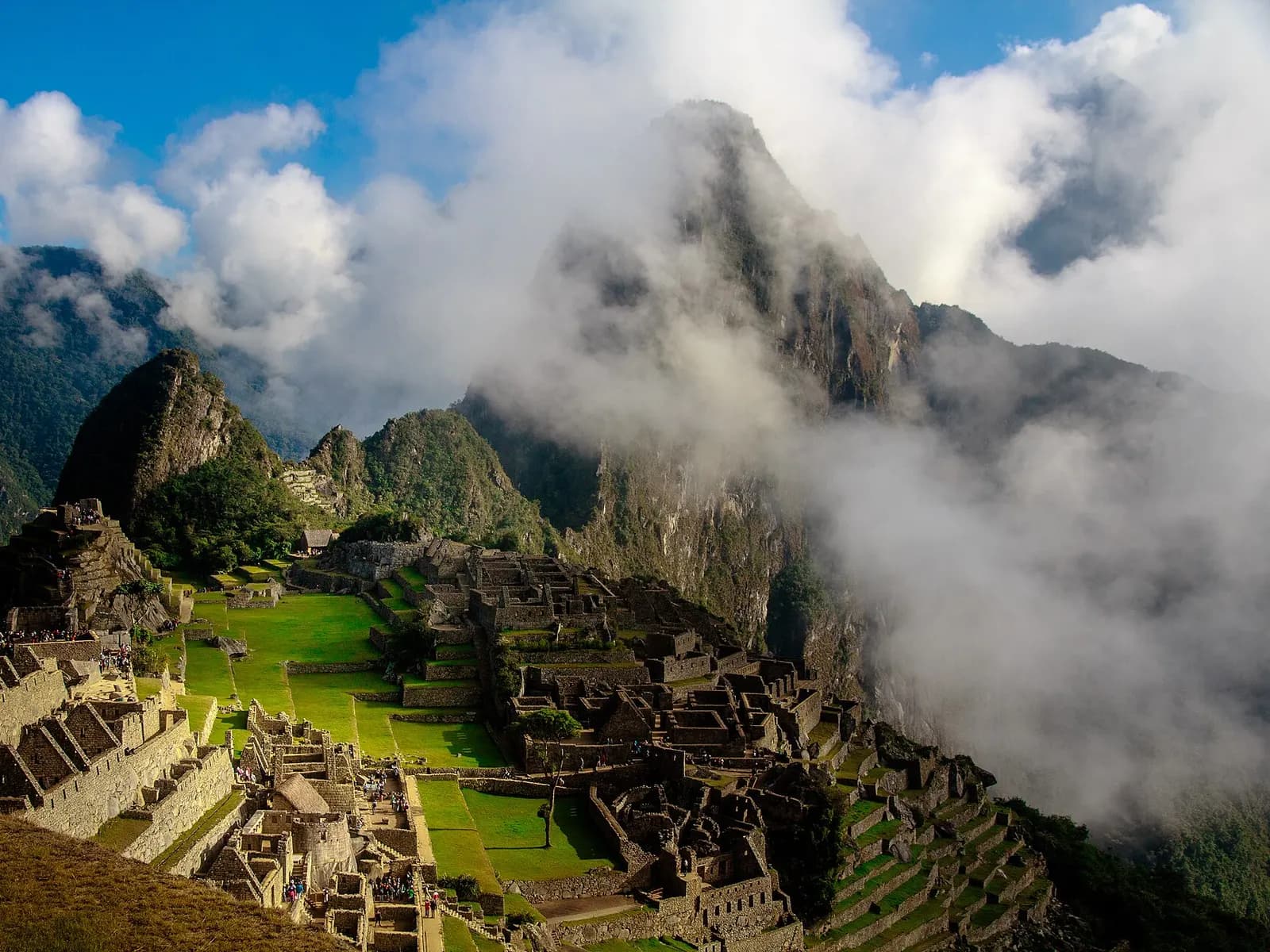 Foto: ciudadela de Machu Picchu con niebla