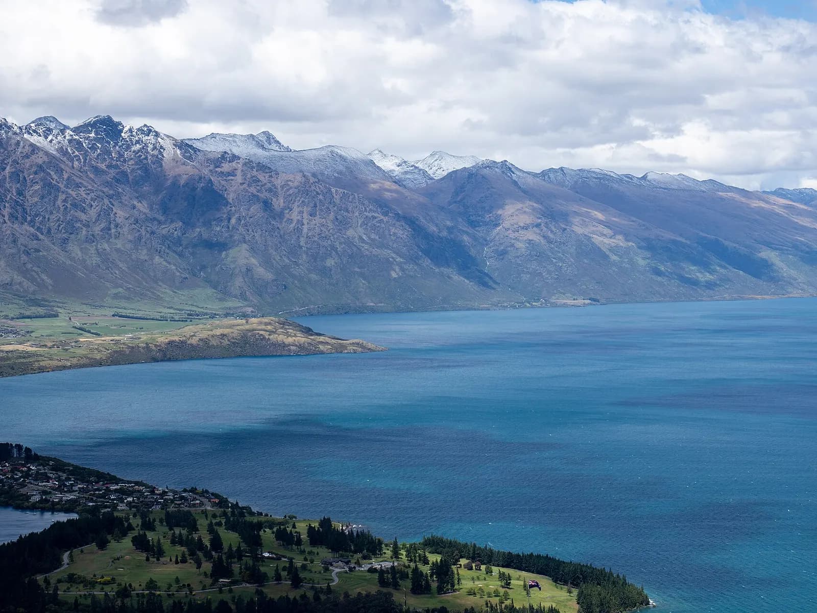 Foto: lago Wakatipu y montañas nevadas